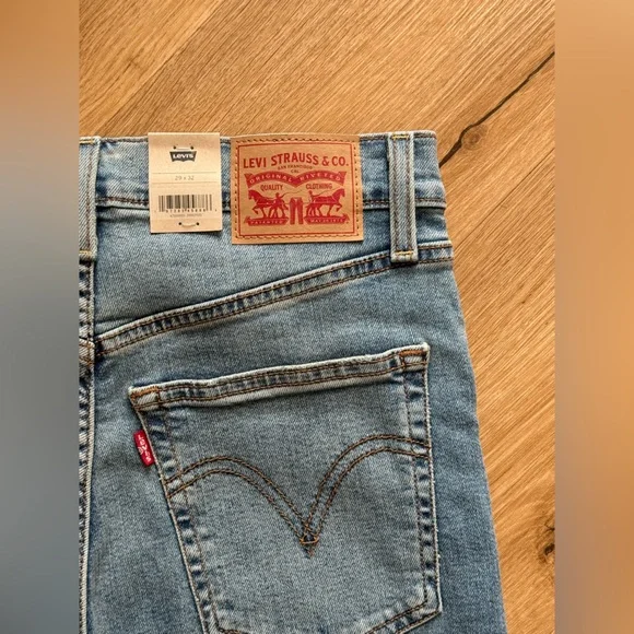 Levi's Ribcage bell Jeans- 29x32 - Picture 6 of 8